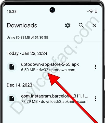 Tocá el archivo APK descargado